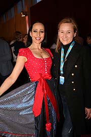 Jana Mandana Lacey-Krone im Dirndl von Schatzi Designerin Katarina Lukas (re.) bei der Premiere der 3. Winterspielzeit 2020 am 01.03.2020 (©Foto: Martin Schmitz)